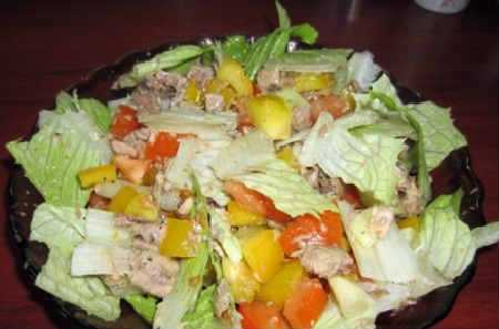 Овощной салат с консервированной сайрой в пикантном соусе: пошаговый рецепт с капустой и помидорами