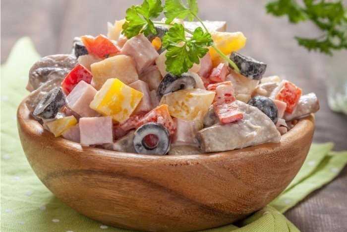 Салат с ветчиной и грибами – отличная праздничная закуска. лучшие рецепты салатов с ветчиной и грибами: простых и слоёных