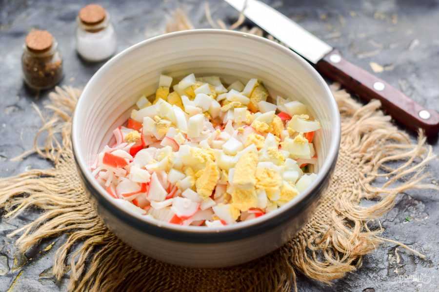 Салат с тунцом и крабовыми палочками – рецепт