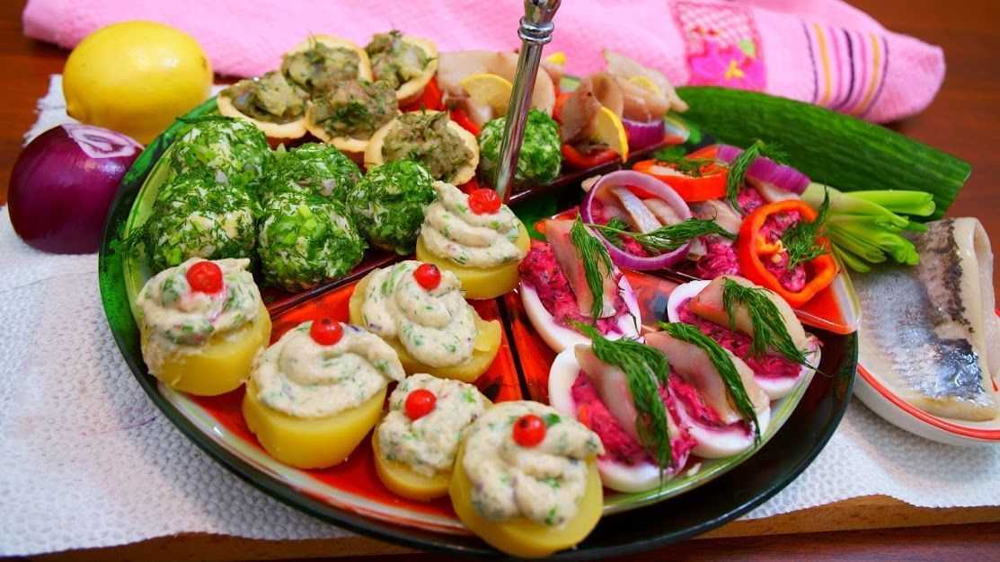 Салат с курицей и маринованными грибами - неподражаемый вкус: рецепт с фото и видео
