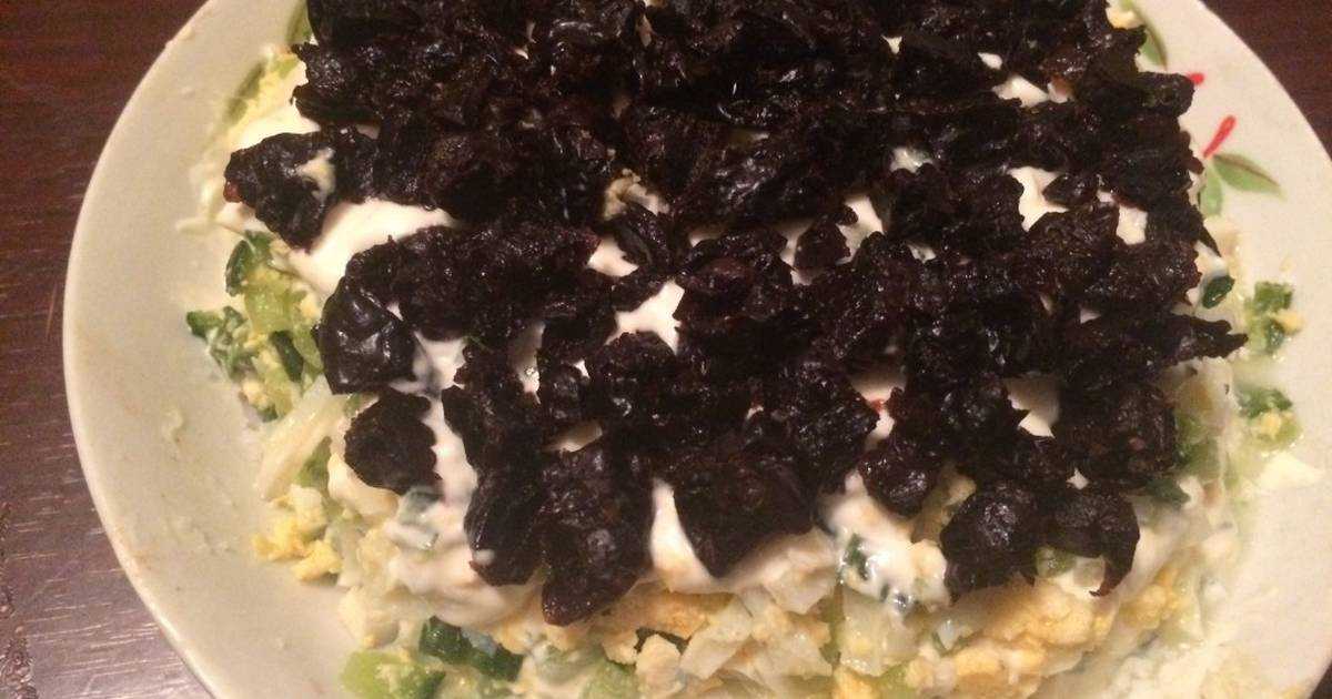Салат черный жемчуг с черносливом