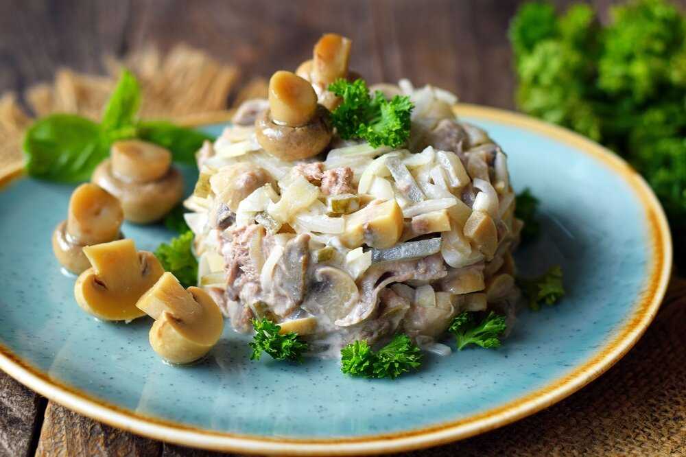 Салат с копченой курицей и грибами