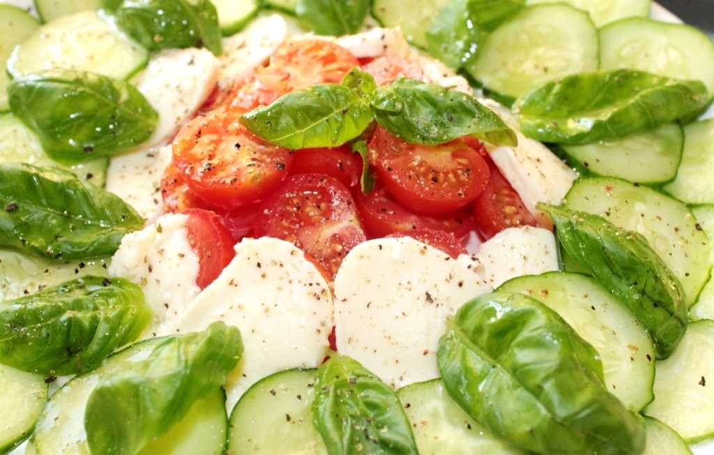 Как приготовить салат из свежих огурцов и помидоров с моцареллой: поиск по ингредиентам, советы, отзывы, пошаговые фото, подсчет калорий, изменение порций, похожие рецепты