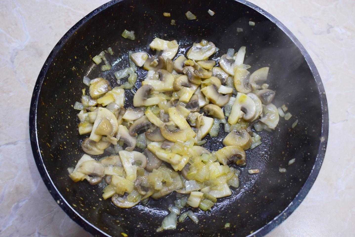 Салат грибы жареные курица ананас. Шампиньоны с ананасами. Грибы нарезанные ломтиками. Как резать шампиньоны для салата курица с ананасами. Салат рецепт шампиньоны разрезать на 4 части обжарить.