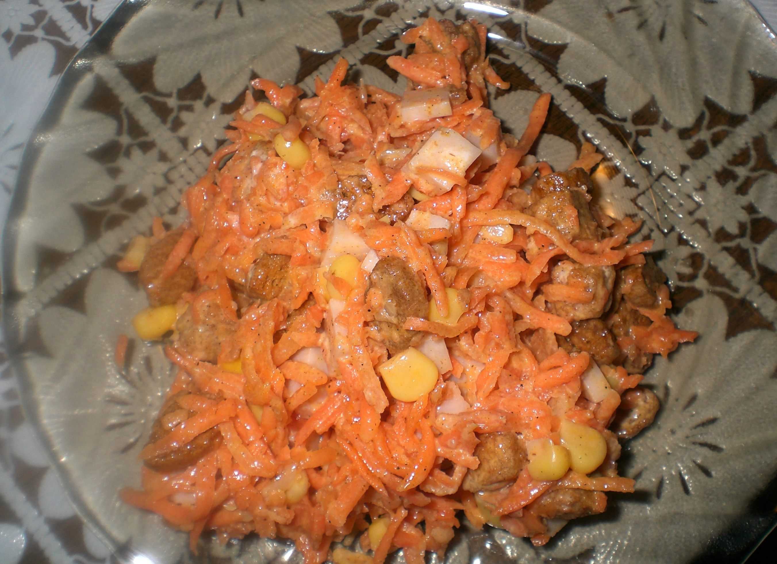 Салат с корейской морковкой курицей и сухариками. Салат с корейской морковью и кукурузой и сухариками. С корейской морковкой и кириешками. Кириешки кукуруза корейская морковь. Салат с корейской морковью и кукурузой и колбасой и сухариками.
