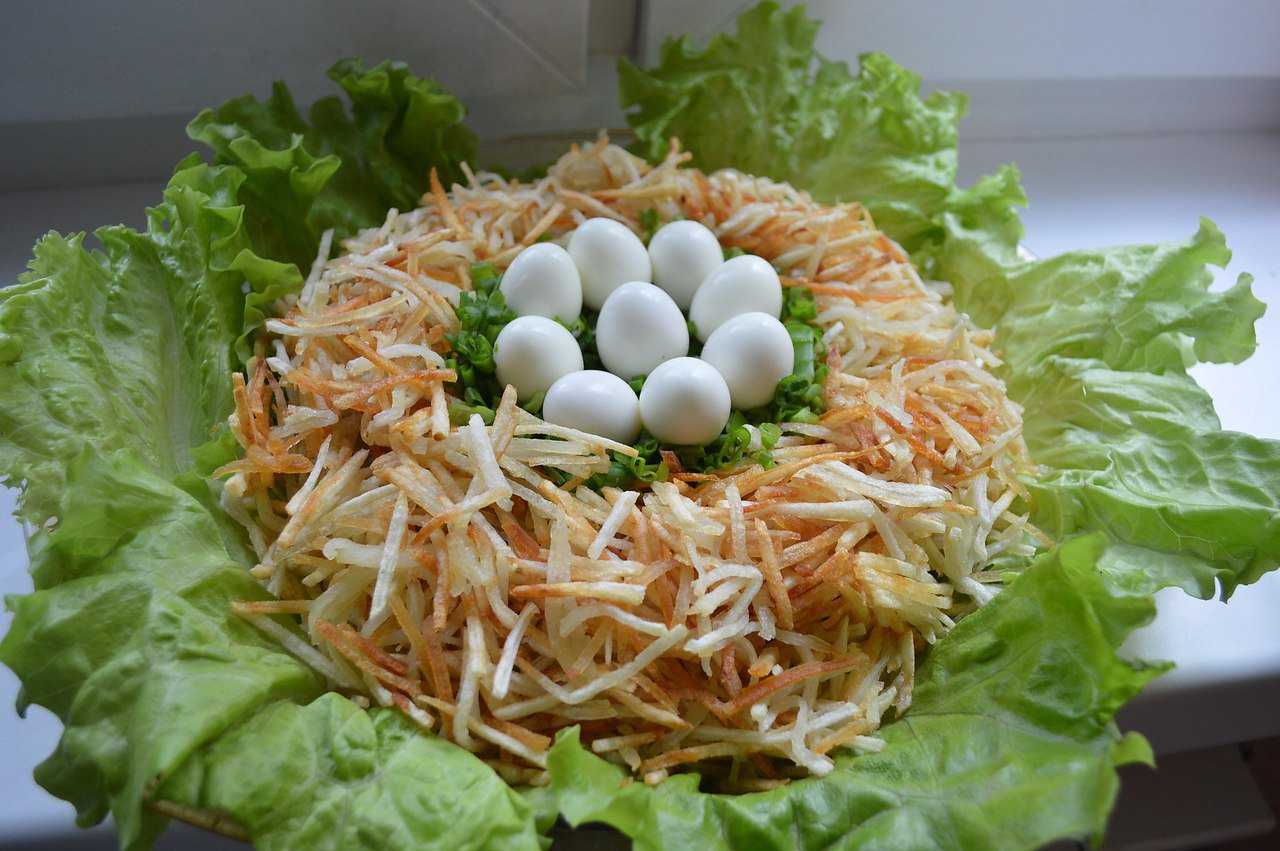 Салат ласточкино гнездо с перепелиными яйцами рецепт с фото пошагово - 1000.menu
