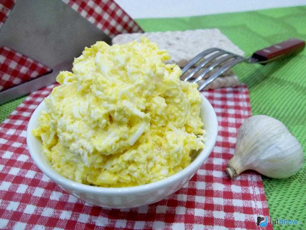 Сырный салат с яйцом и чесноком