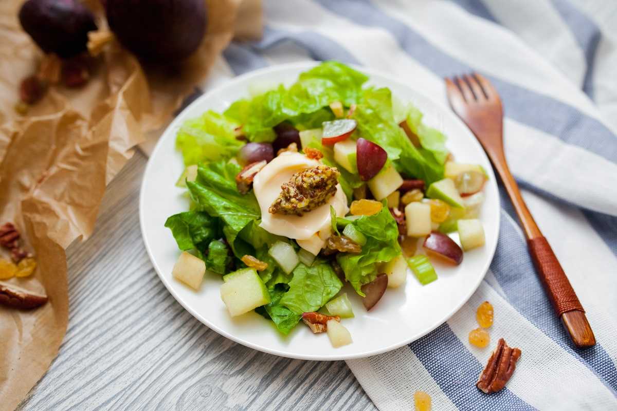 Салат куриный с сельдереем и яблоками. Waldorf Salad. Уолдорф Астория салат. Уолдорф салат с сельдереем. Салат Уолдорф классический.