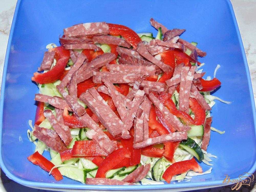 Копченая колбаса салат рецепт классический. Салат с колбасо. Салат с колбасой и помидорами. Салат с копчёной колбасой и помидорами. Салат колбаса огурец помидор.