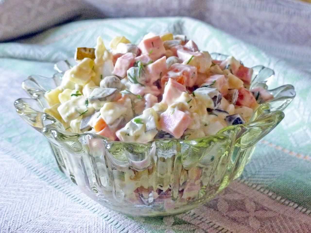 Классический зимний салат - рецепты с мясом, колбасой, свежими и солеными огурцами