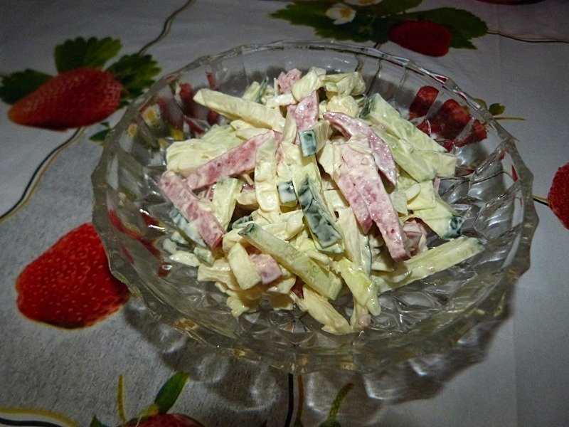 Салат с копченой колбасой и свежим огурцом - 8 пошаговых фото в рецепте