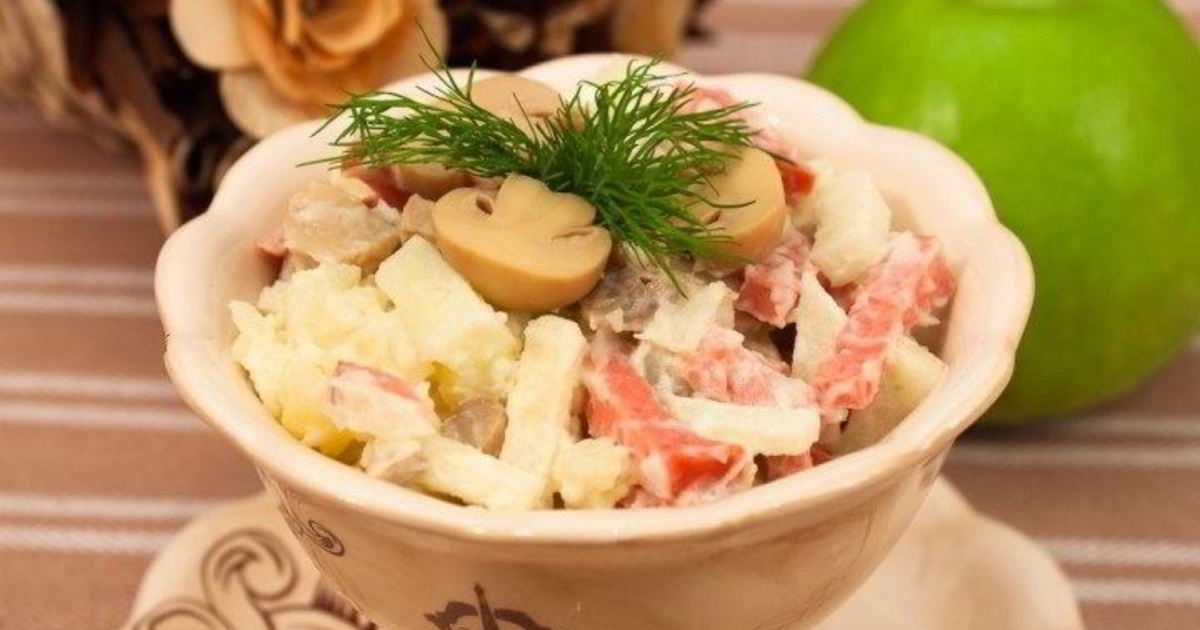 Салат с шампиньонами и колбасой и картошкой