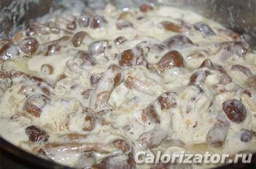 Тушеные и жареные опята с картошкой в сметане: рецепты, как приготовить грибы