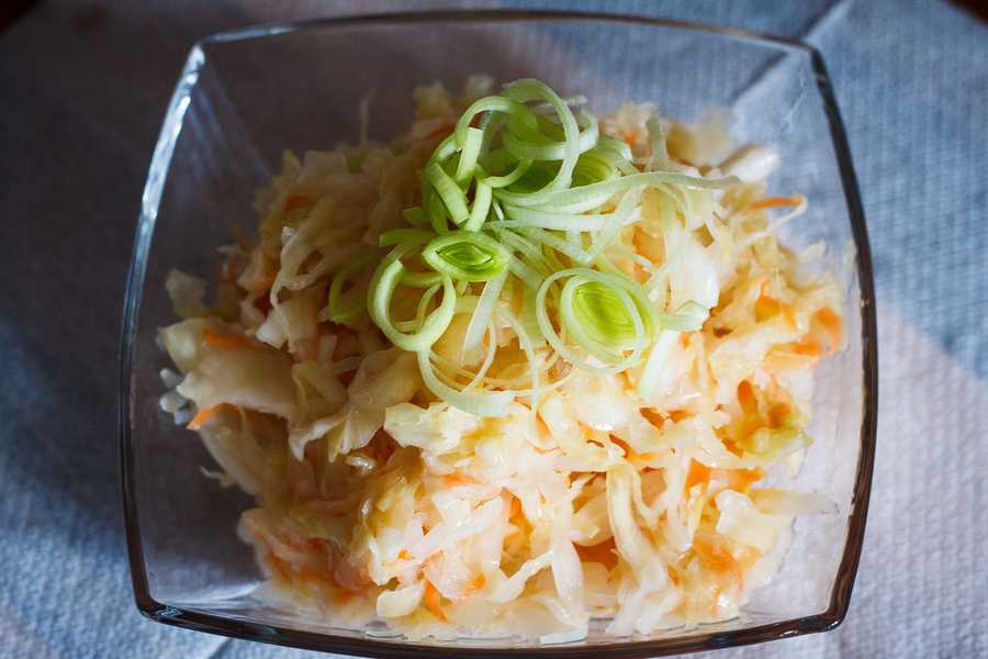Салат из квашеной капусты: 14 простых и очень вкусных рецептов