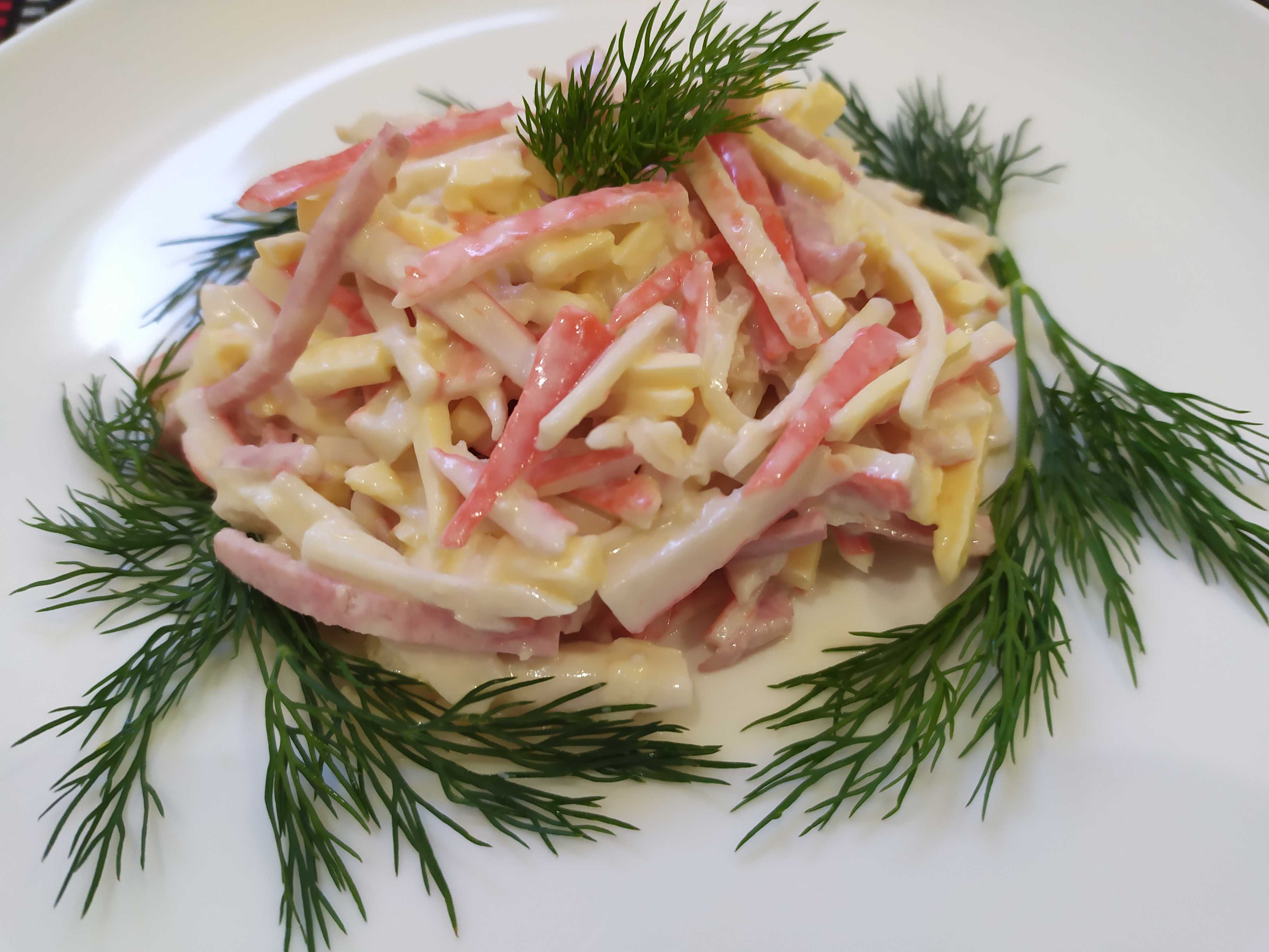 Салат с майонезом, сыром, помидорами и колбасой гусарский рецепт с фото пошагово - 1000.menu