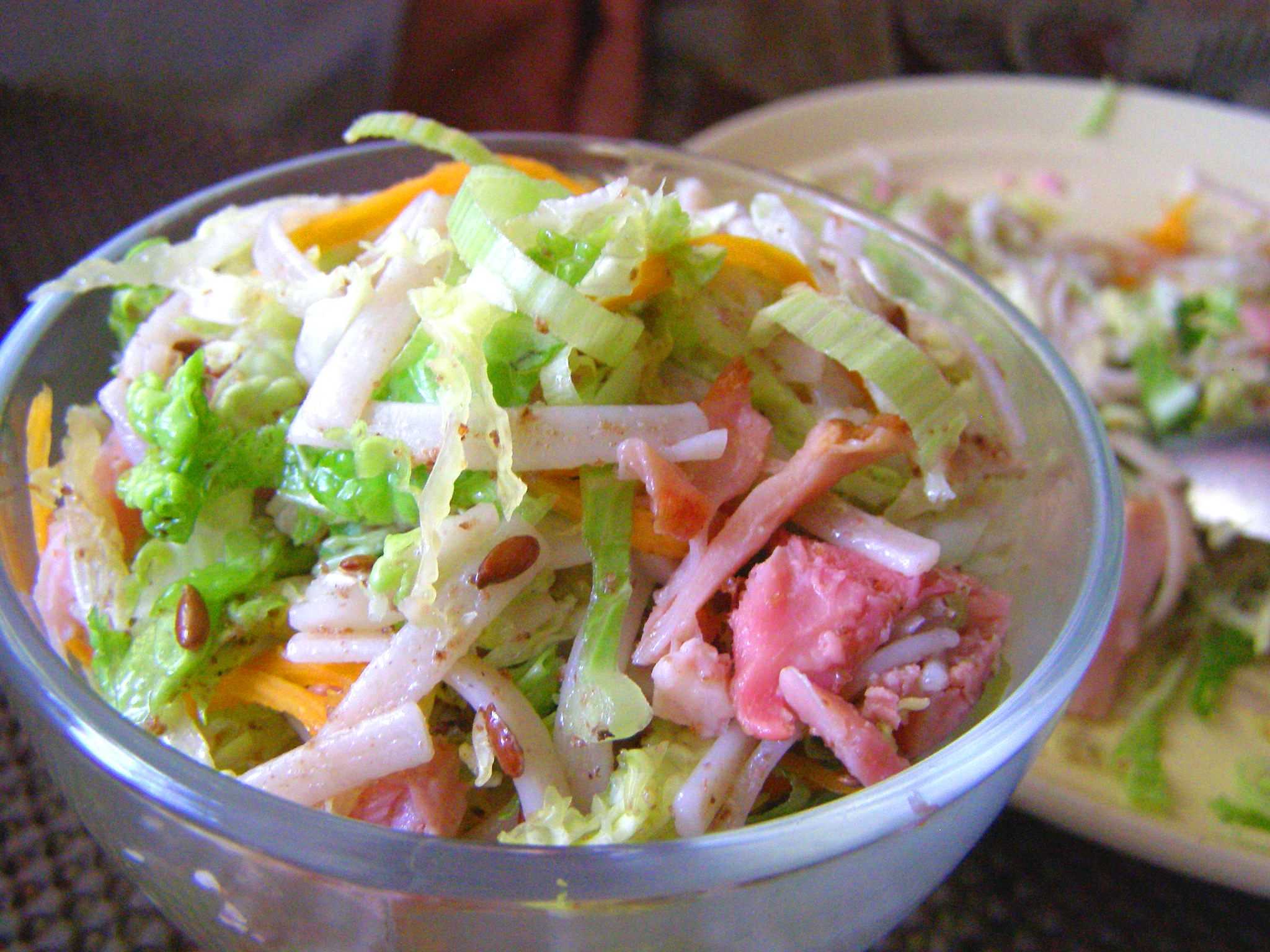 Салат с пекинской капустой и ветчиной: рецепты с фото пошагово