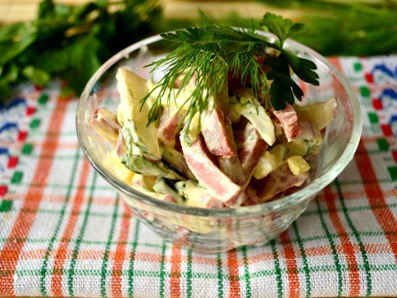 Салат с копченой колбасой, грибами и сыром