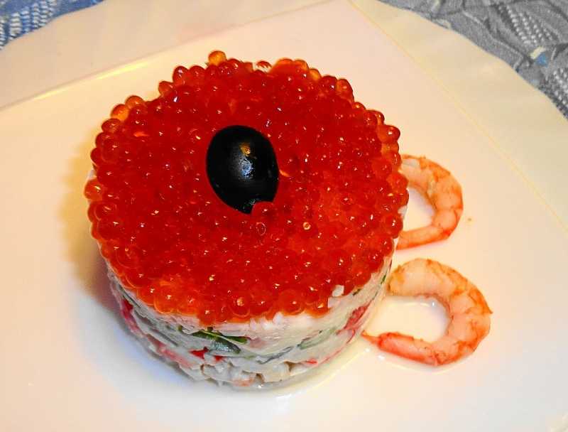 Салат с кальмарами, креветками и красной икрой