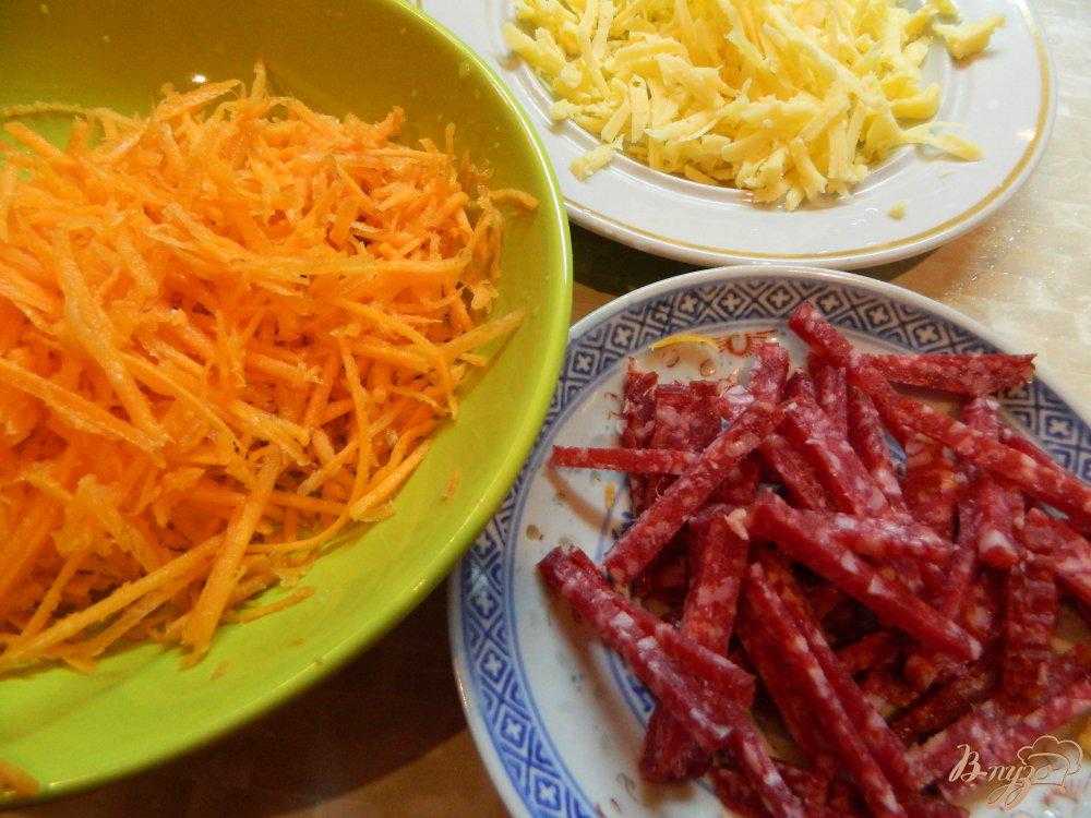 Салат с колбасой и сухариками - кто любит вкусно: рецепт с фото и видео