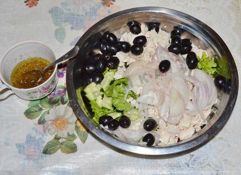 Салат с оливками, курицей и сыром - 7 пошаговых фото в рецепте