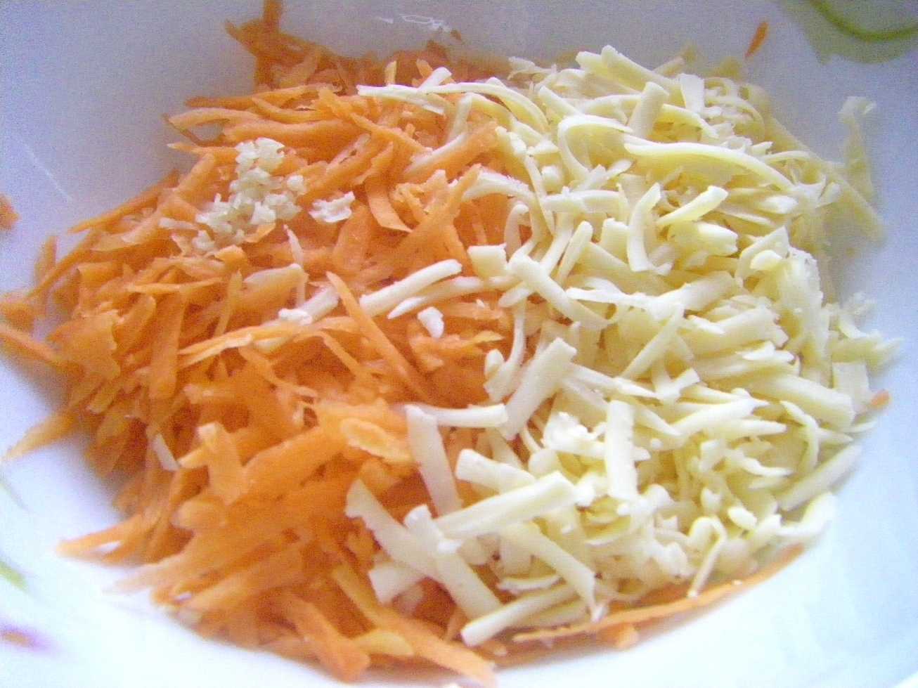 Сыр рыжик. Салат морковный с сыром. Салат из моркови с чесноком и сыром. Салат из моркови с сыром. Салат морковь с сыром.
