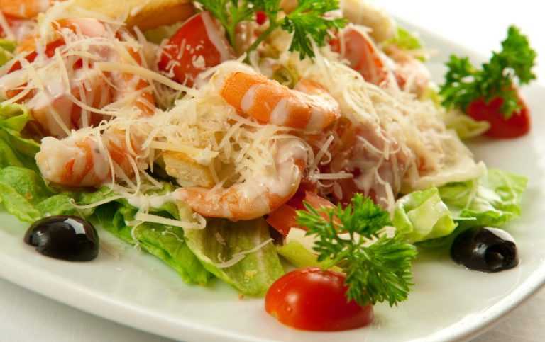 Салат с креветками, самые вкусные и простые рецепты с кальмарами