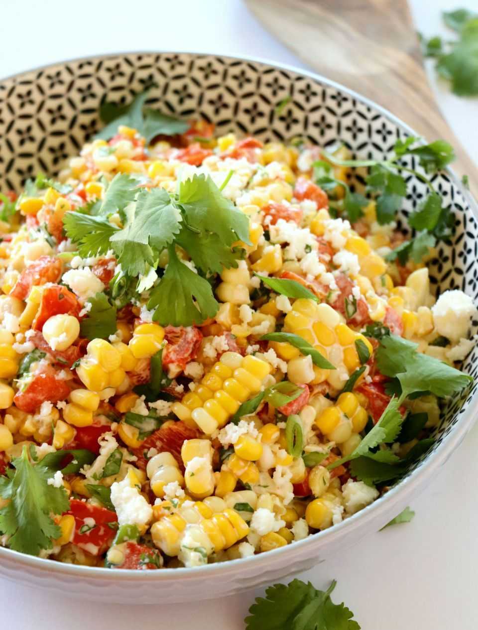 Консервированная кукуруза салаты рецепты с фото. Джамбалайя с кукурузой. Салат с кукурузой. Кукурузный салат. Салатик с кукурузой и овощами.