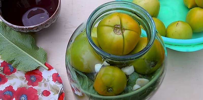 Лучшие методы засолки зеленых помидоров в ведре холодным способом