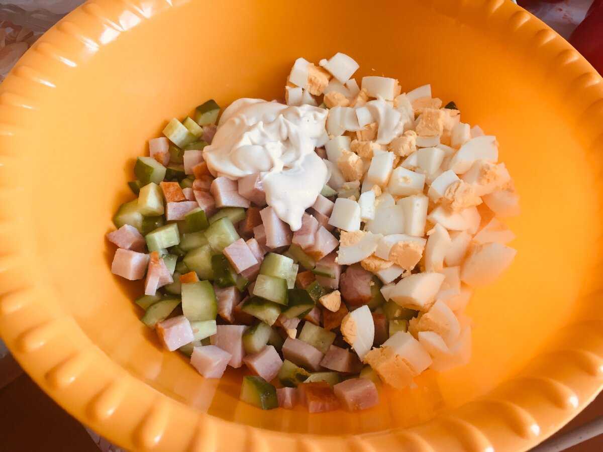 Простые салаты на все случаи жизни: 20 самых вкусных рецептов