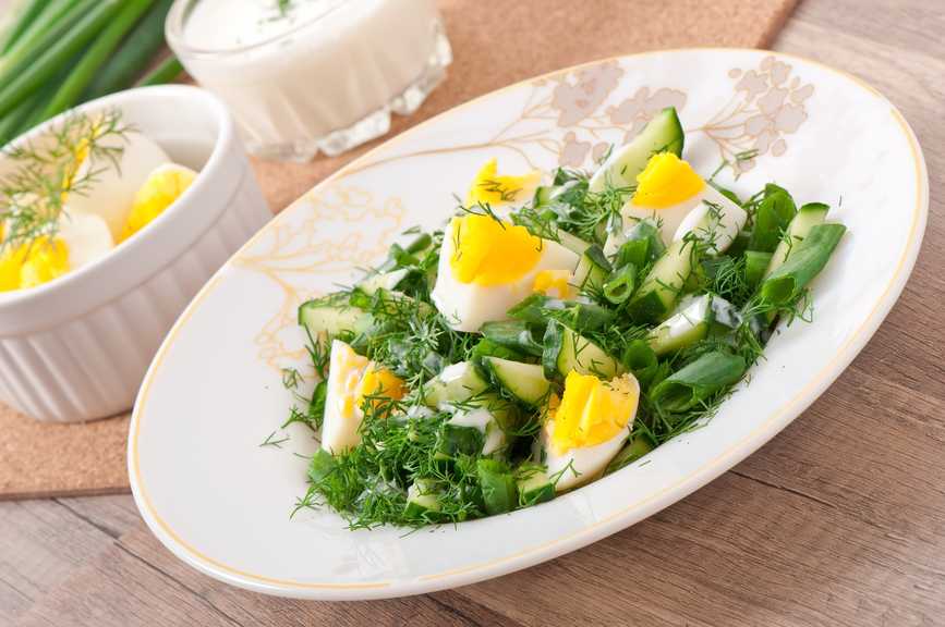 Яйца с зеленью рецепт. Салат из зелени с яйцом. Салат с зеленью и яйцом. Яйца с зеленью. Салат из зелени с яйцом и огурцом.