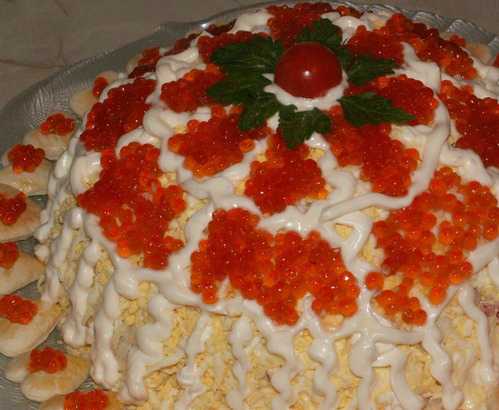 Салат "царский" с кальмарами, крабовыми палочками и красной икрой - 10 пошаговых фото в рецепте
