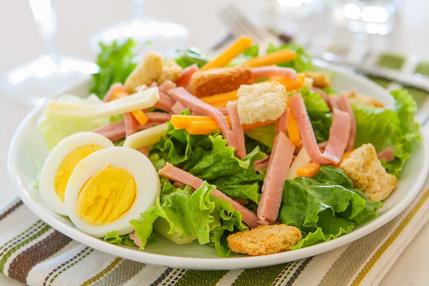 Салат кармен с курицей и ветчиной сухариками рецепт с фото пошагово - 1000.menu
