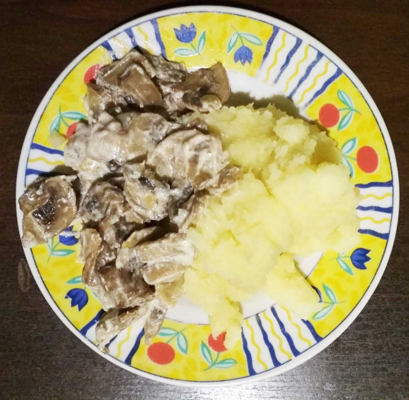 Курица с грибами и картошкой в сливках. куриное филе тушеное на сковороде с грибами в сливочном соусе.