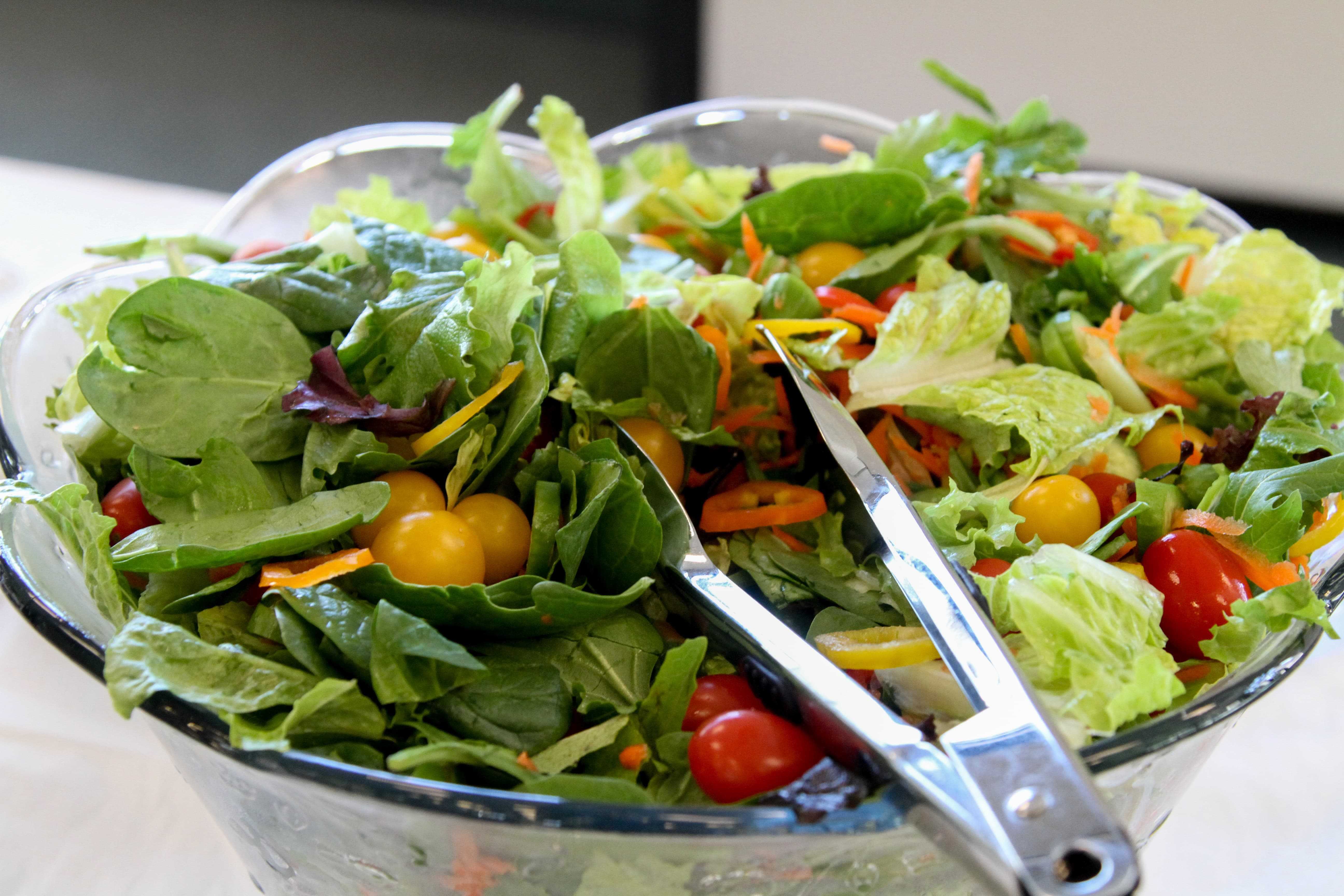 Фото овощной салат в тарелке