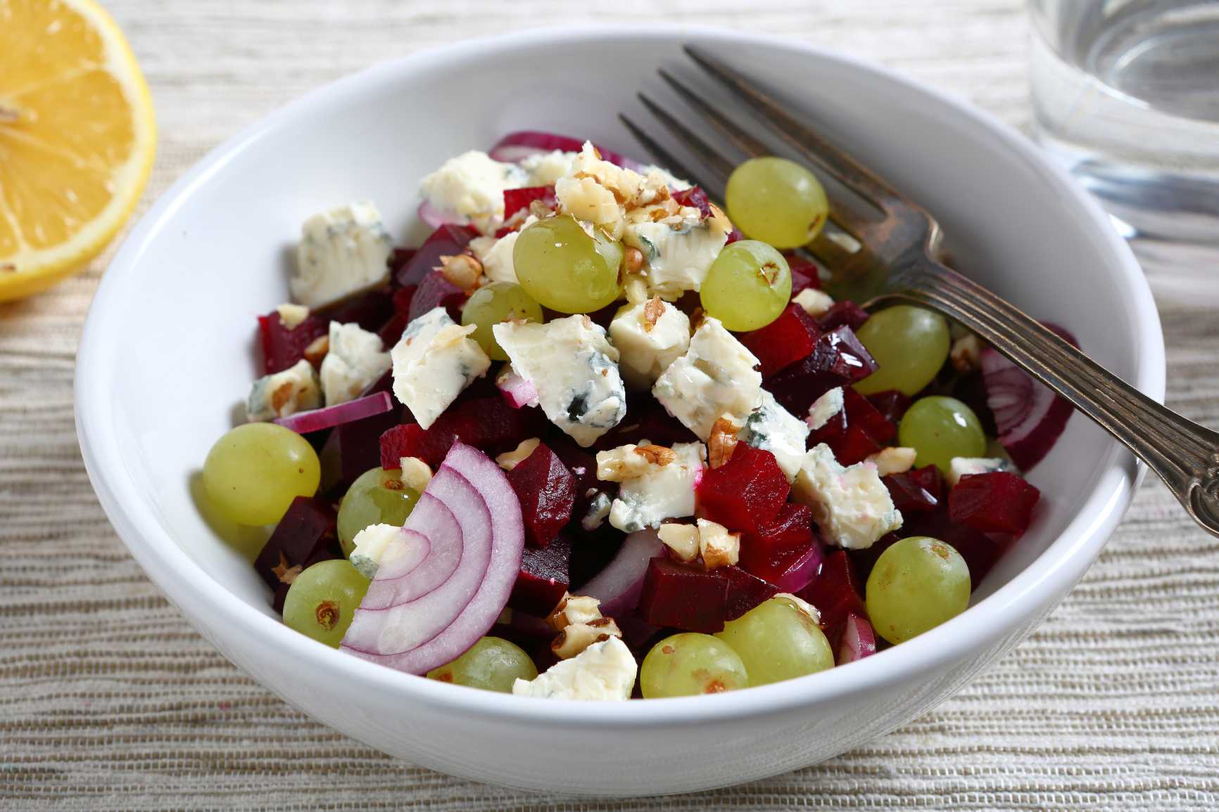 Салат с курицей и виноградом: 5 рецептов с фото