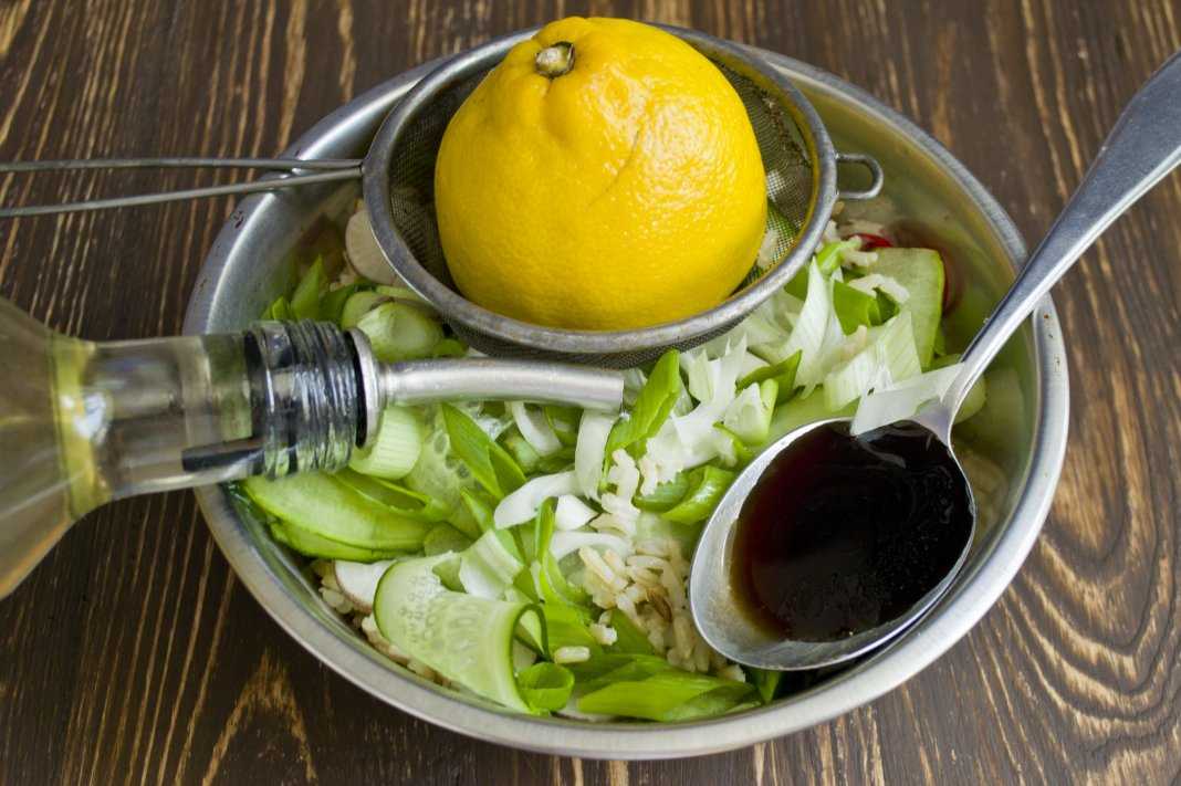 Заправка для салатов на растительном. Лимонный сок. Салат с лимонным соком. Лимонный сок для блюд. Салатная заправка.
