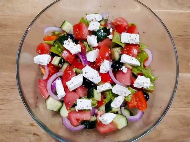 Греческий салат с фетаксой с фото