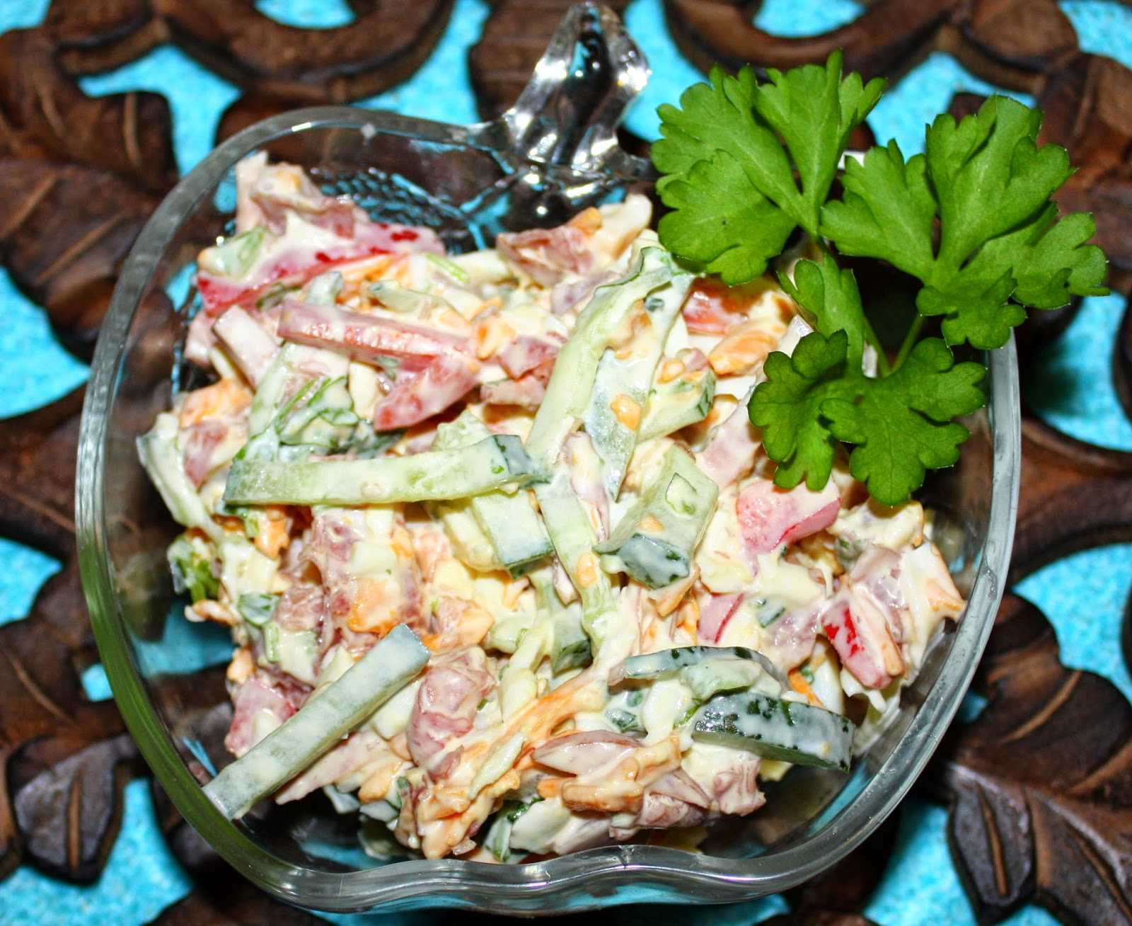 Салат с болгарским перцем ветчиной, помидорами и сыром