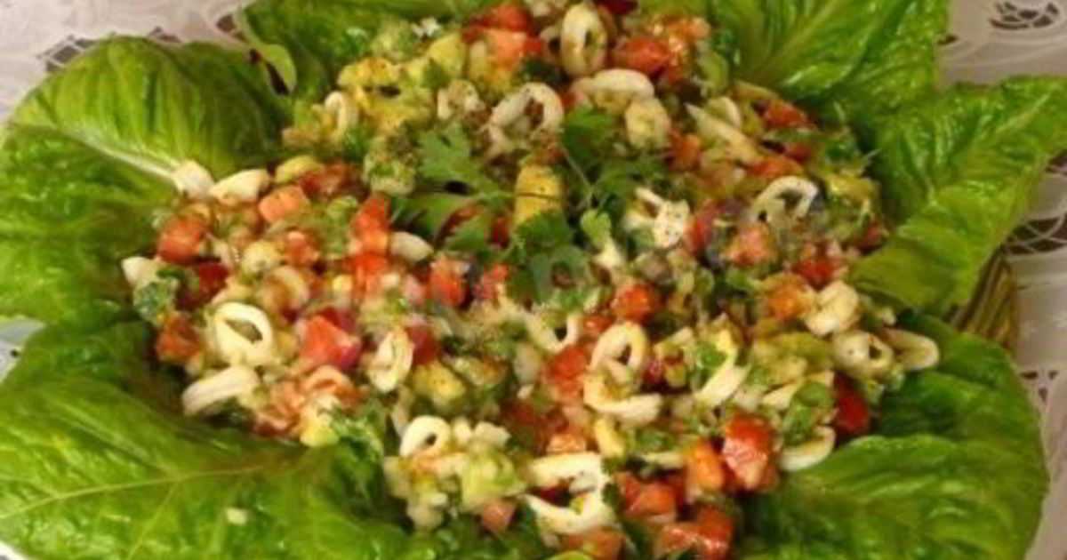 Салат с кальмарами и авокадо: рецепт