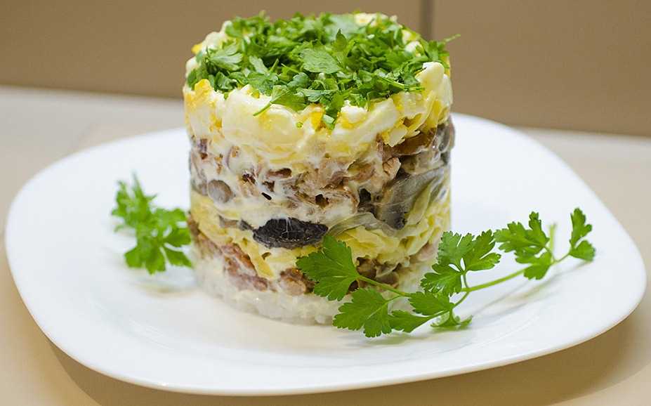 Слоеный салат с курицей, грибами и картофелем рецепт с фото пошагово и видео - 1000.menu