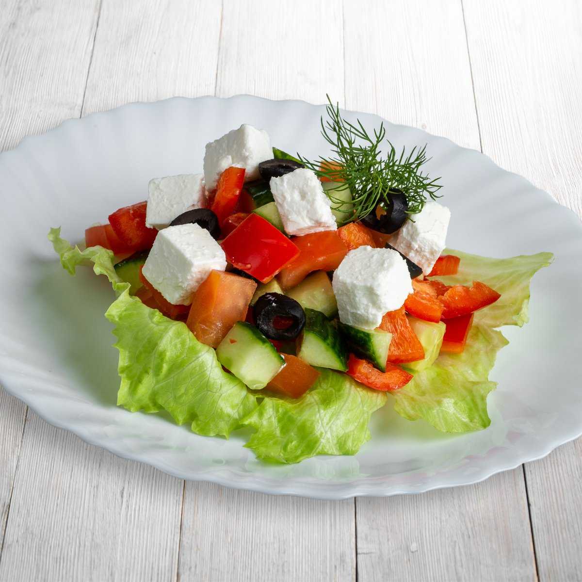 Раскладка салатов. Салат греческий красивая подача. Греческий салат порционно. Греческий салат необычная подача.