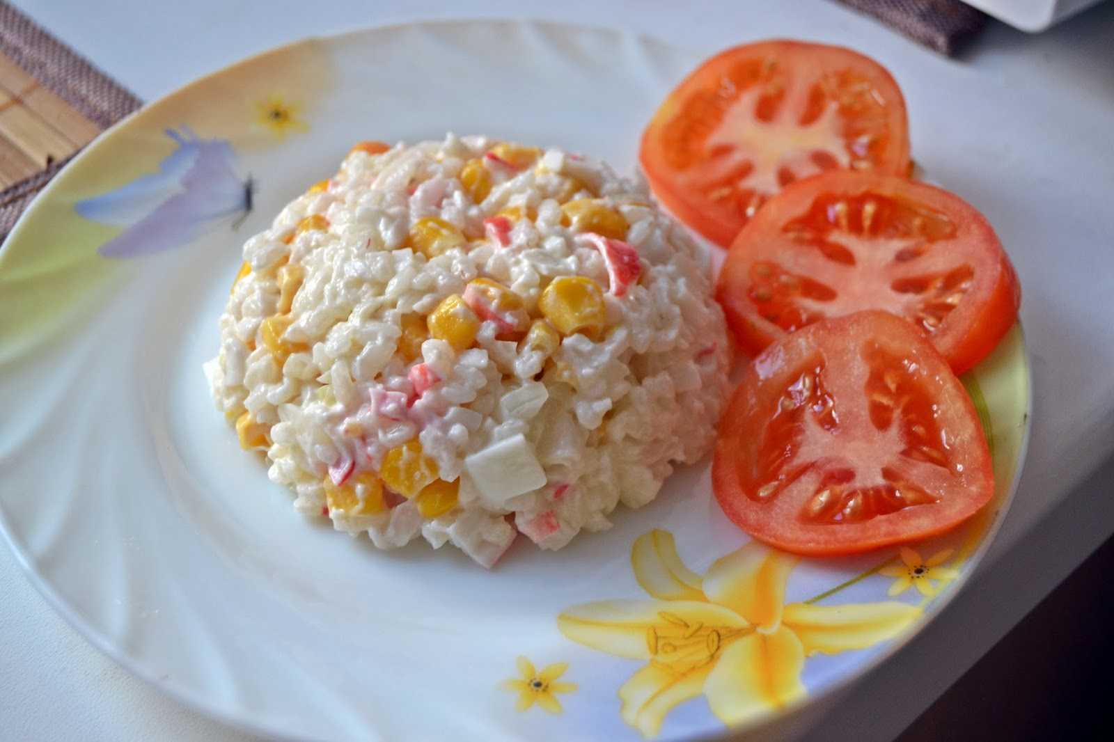 Салат из крабовых палочек слоеный с рисовым