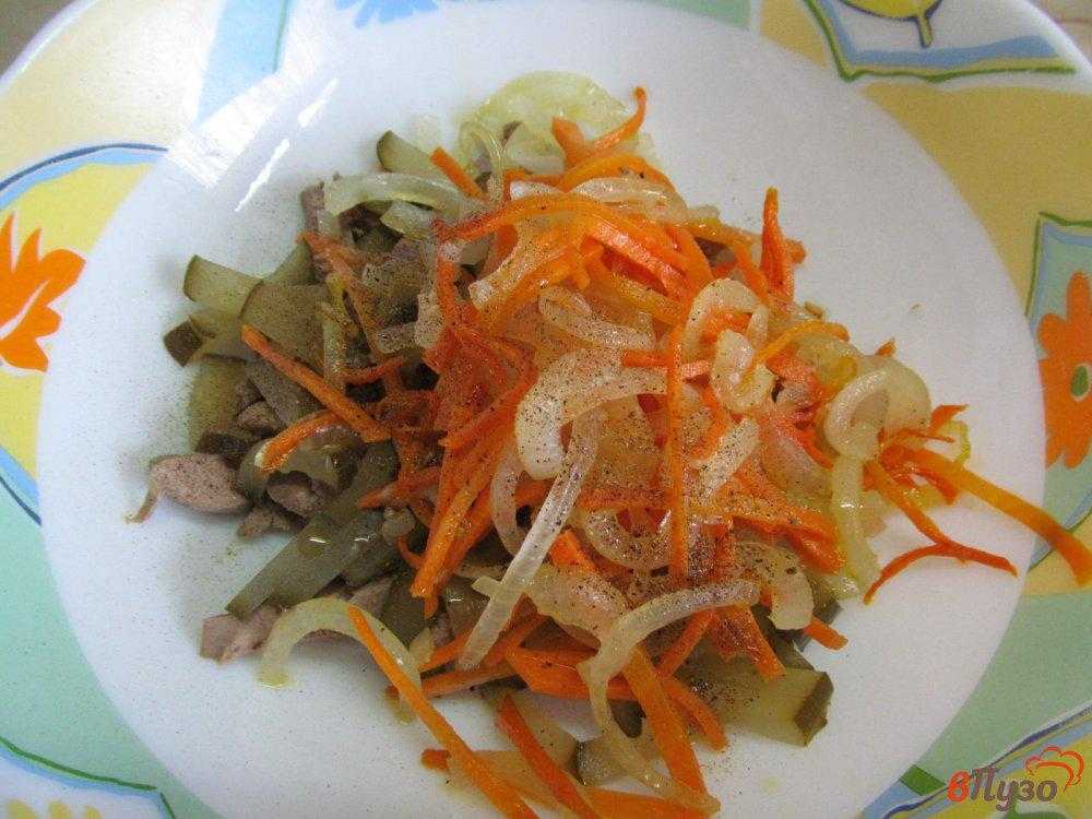 Салат с печенью и обжаренной морковью