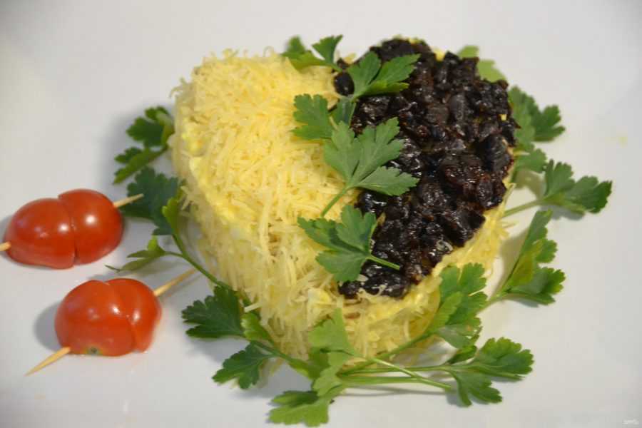 Салат черный жемчуг с черносливом рецепт с фото пошагово - 1000.menu