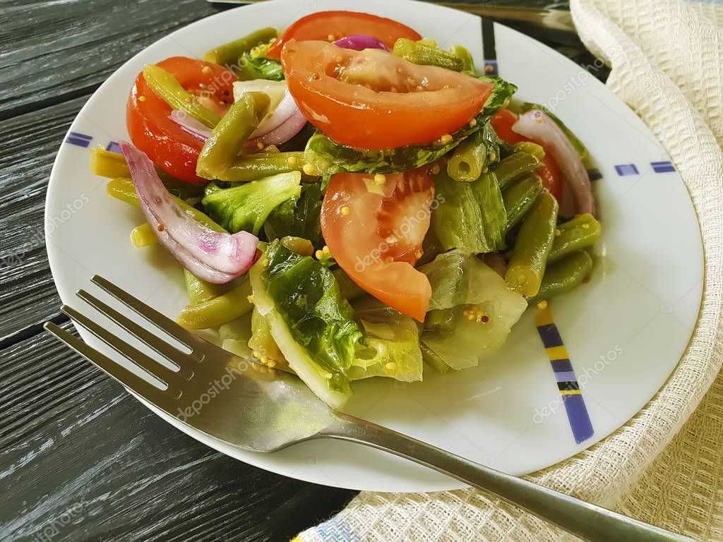 Салат с фасолью, помидорами и сухариками. рецепт с копченой колбасой, 12 фото | народные знания от кравченко анатолия