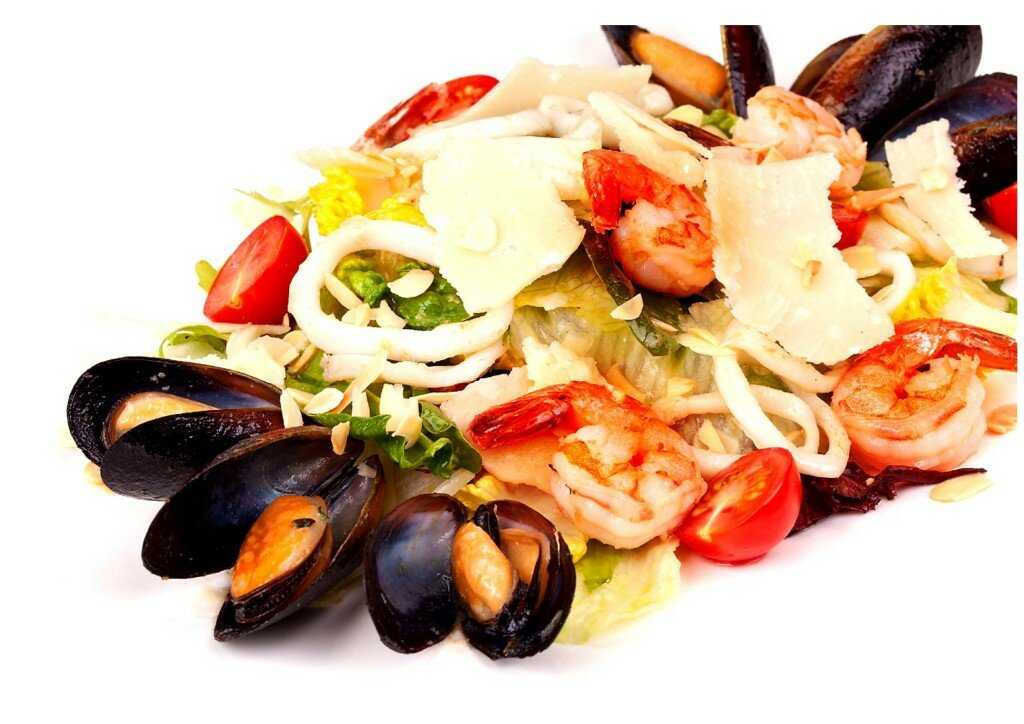Салат морской коктейль огурец. Салат с мидиями и кальмарами. Ассорти морепродуктов. Салат с креветками и мидиями. Мидии с овощами.