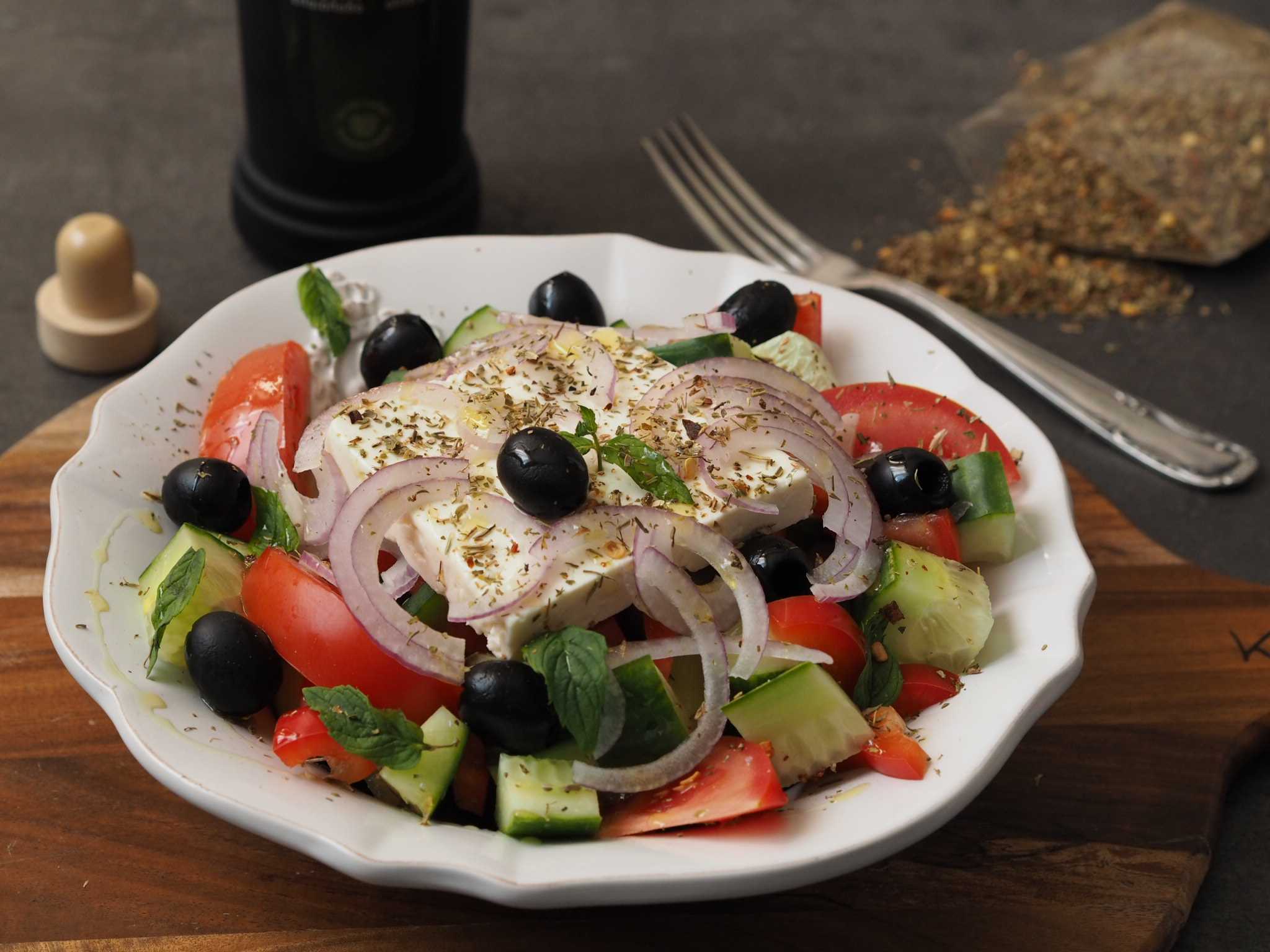 Греческий салат – топ-5 классических рецептов: с фетой, фетаксой или брынзой