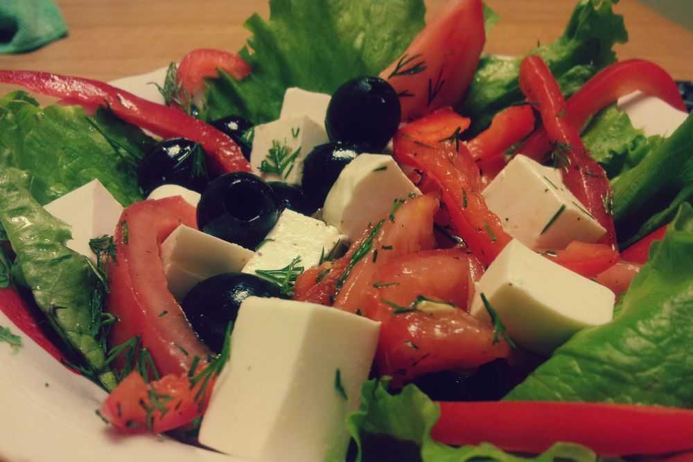 Салат греческий с дунганским перцем и сыром фета рецепт с фото пошагово и видео - 1000.menu