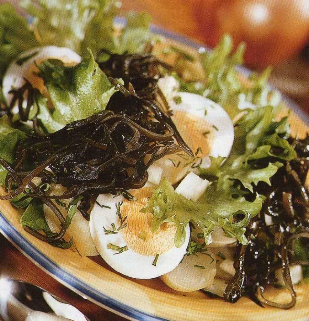 Салат с морской капустой, яйцом, крабовыми палочками и кукурузой