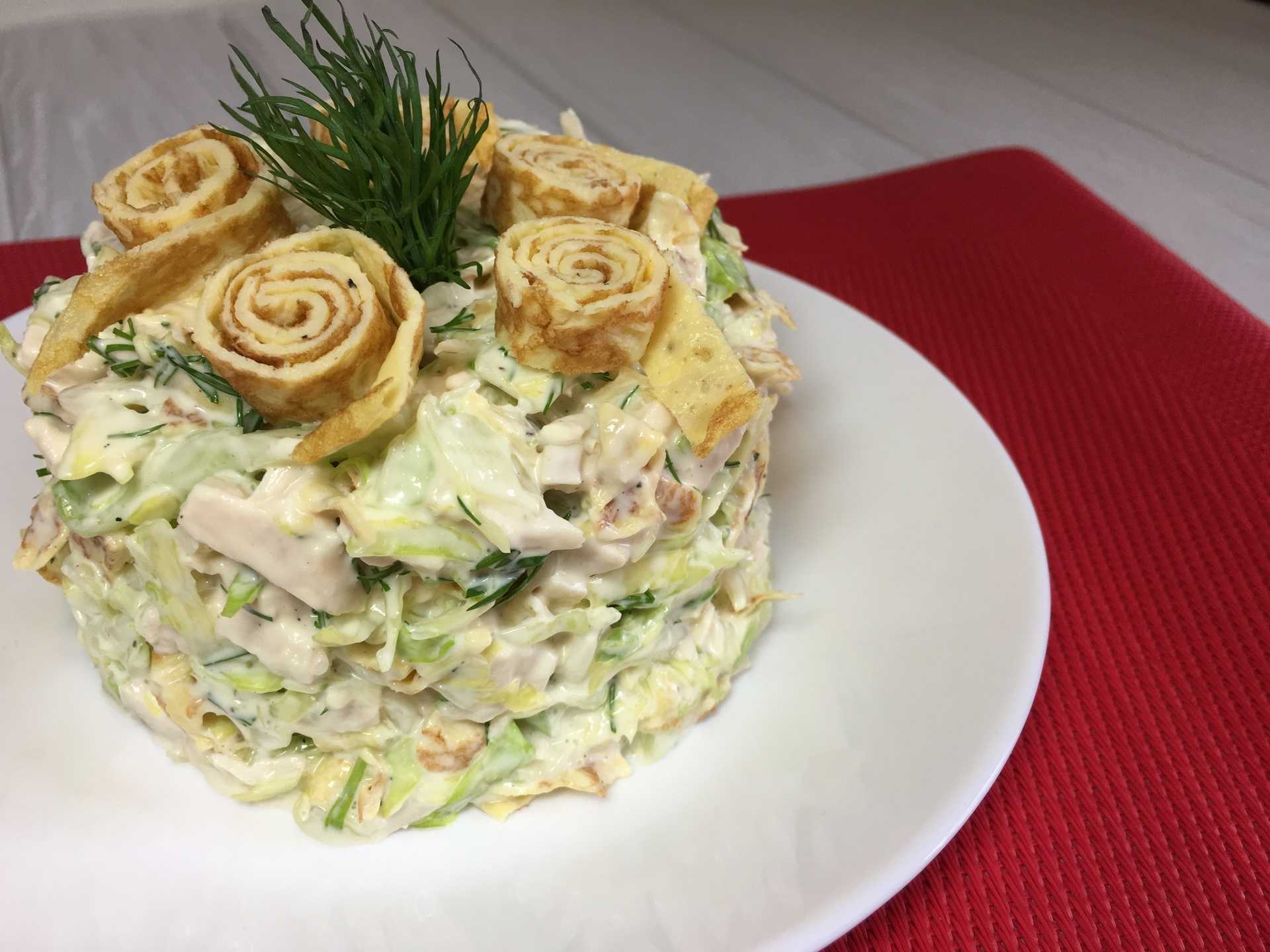 Салат из омлета с ветчиной огурцом и кукурузой